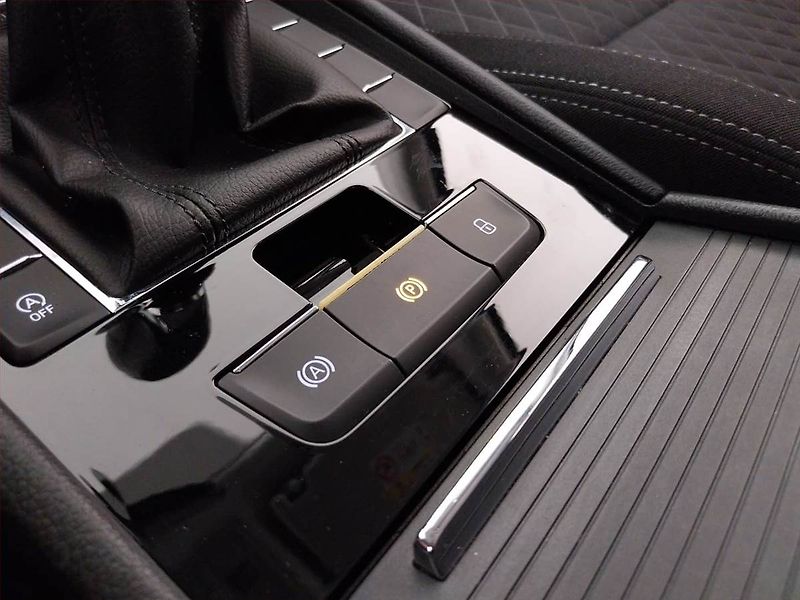 Škoda Superb (2017) Ambition 1.6 TDI, Navi, Xenony - fotka 22 z 23