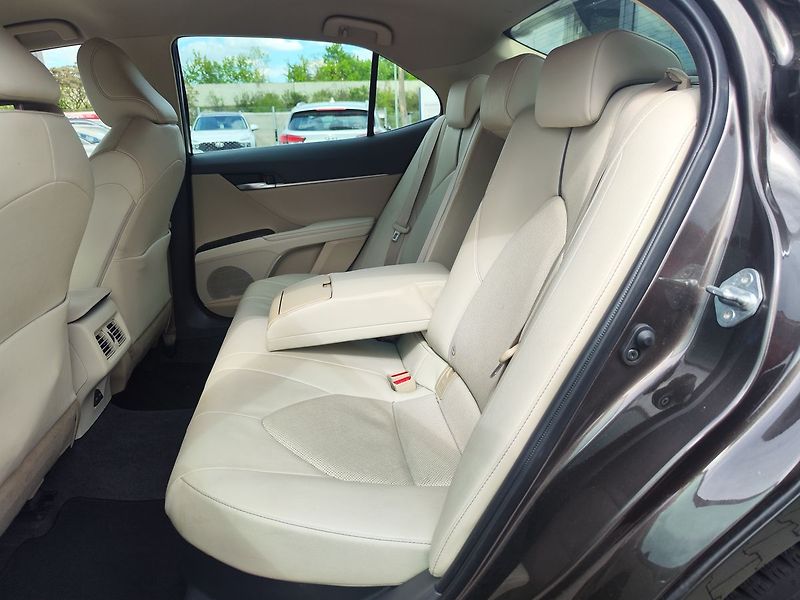 Toyota Camry 2.5 HEV/160kW Executive e-CVT - fotka 11 z 35