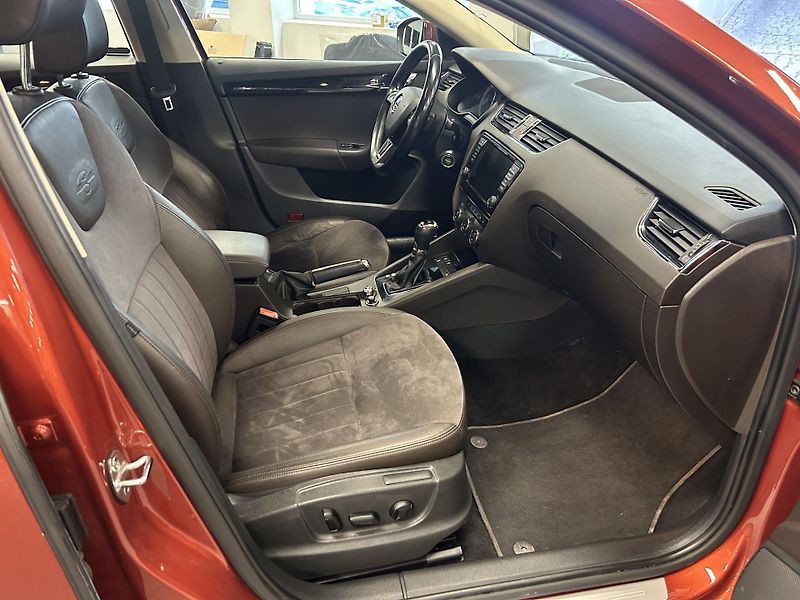 Škoda Octavia (2016) 2.0TDi L&K DSG Bi-X ACC Canton - fotka 33 z 34