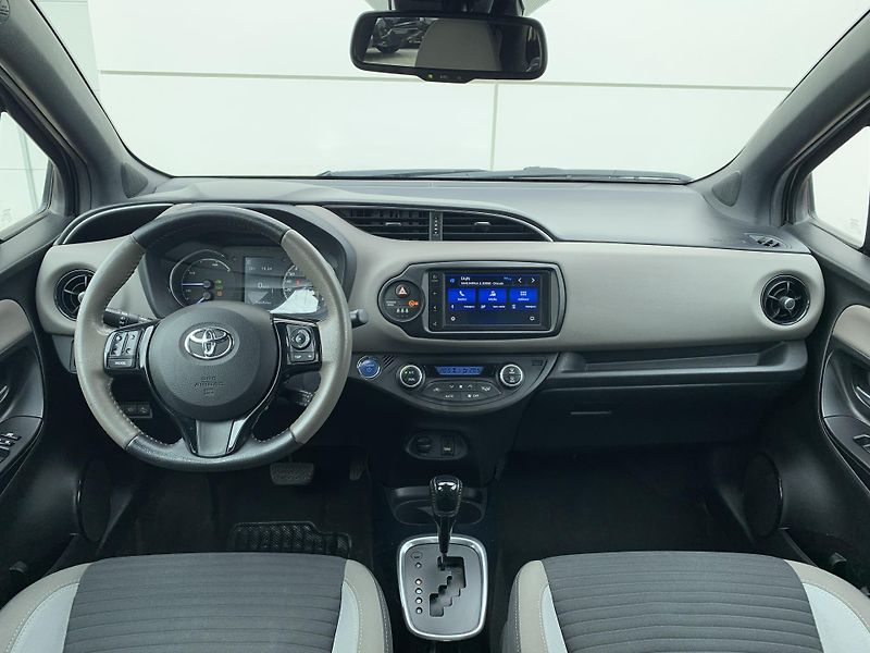 Toyota Yaris SELECTION 1.5 HYBRID 74kW - fotka 2 z 25