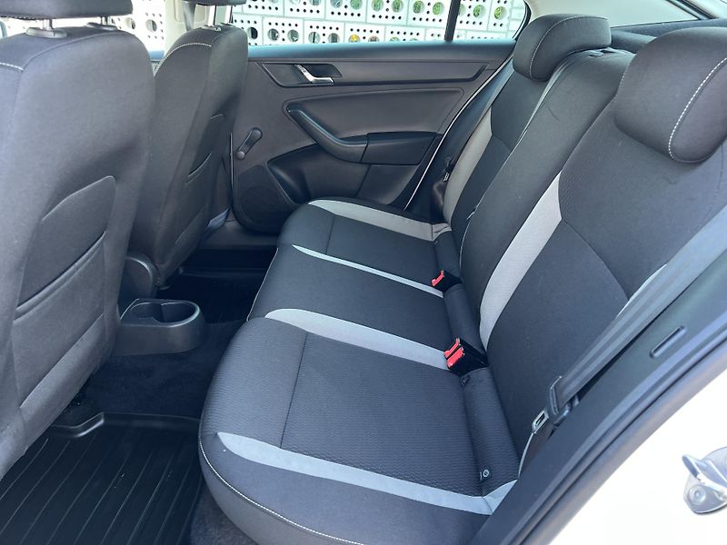 Škoda Rapid 1.4TSi 90kw DSG KLIMA ALU ČR - fotka 22 z 38