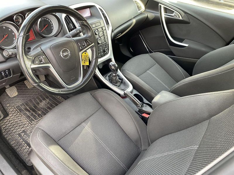 Opel Astra (2012) Combi 1.7 D Sport Tourer - fotka 6 z 28