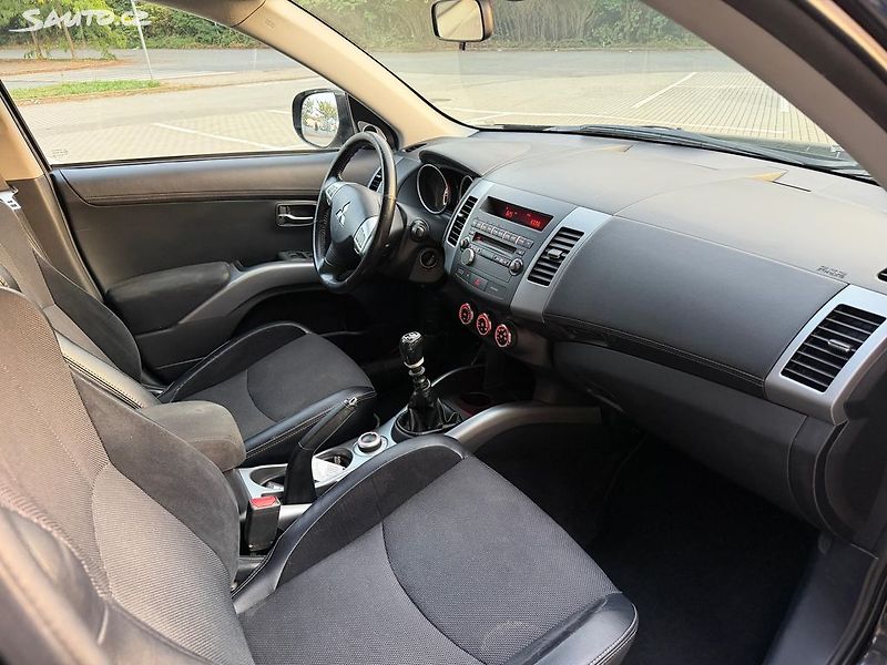 Mitsubishi Outlander (2011) 2.2DI-D,130kw 4x4 7 míst Tažné - fotka 9 z 23
