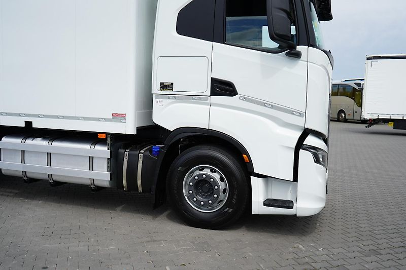 Iveco S-WAY (2023) 420 / E 6 / KONTENER + WINDA / - fotka 25 z 45
