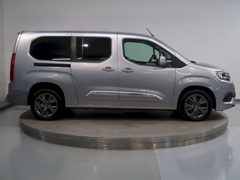 Toyota ProAce City Verso (2021) FAMILY L2 1.5D-4D 96KW 7MÍST T - fotka 8 z 31