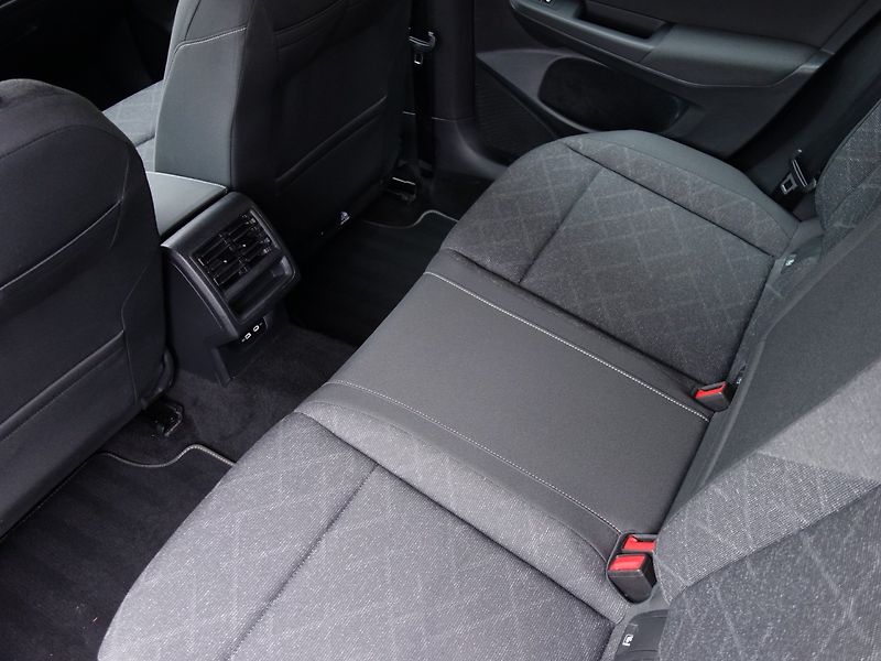 Volkswagen Golf (2021) 1.0eTSI 81kW DSG -VÝBAVA-LED - fotka 34 z 40
