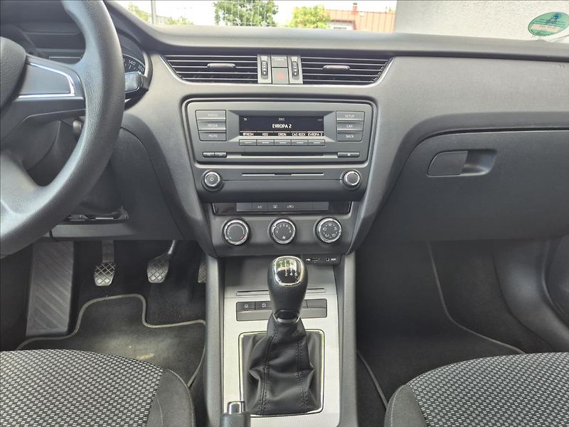 Škoda Octavia 1,2 TSI III Combi Klima Tempom - fotka 25 z 28