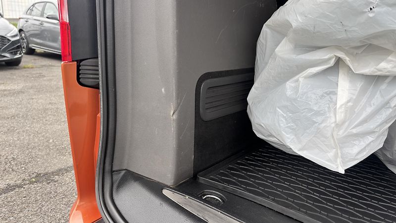 Ford Tourneo Custom (2019) 2.0L Ecoblue - fotka 27 z 29