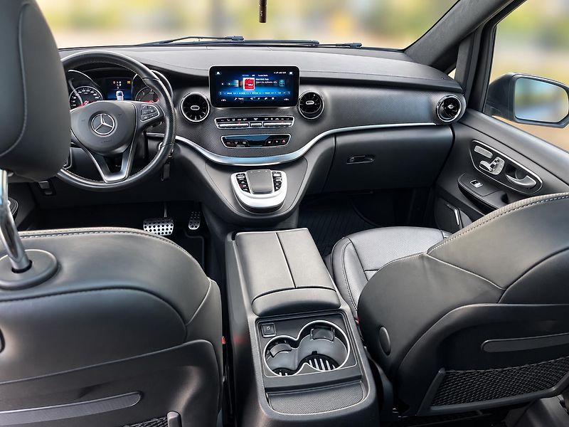 Mercedes-Benz Třídy V (2021) Mercedes-Benz V 300 d 4MATIC  - fotka 7 z 30