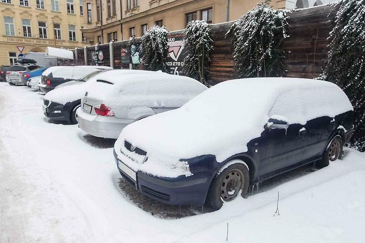 Parkování na ulici po celý rok je pro většinu motoristů nezbytností.