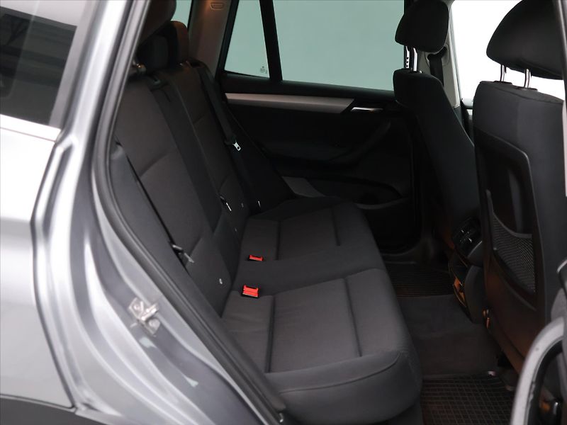 BMW X3 20d 2,0 xDrive 135kW Aut.klima - fotka 13 z 26