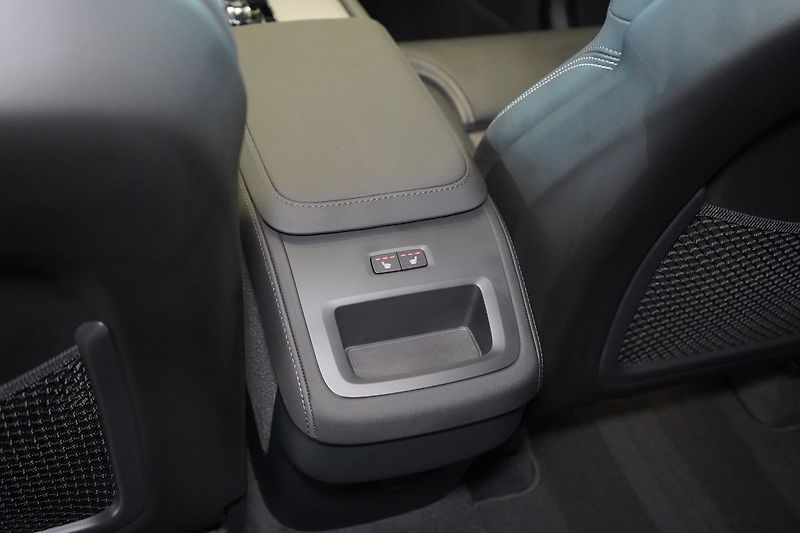 Volvo XC90 B5 PLUS Black Edition, 360° - fotka 44 z 48