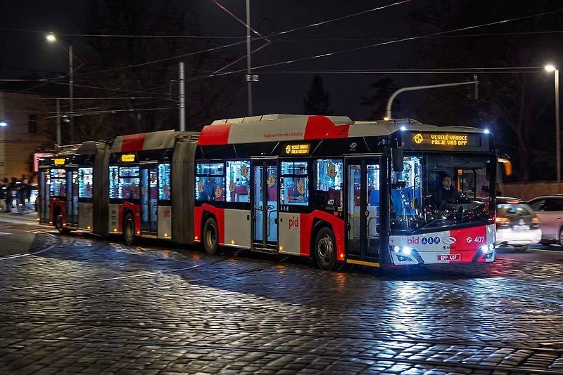 Vánoční flotila pražského dopravního podniku.