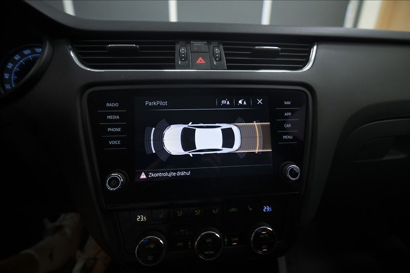 Škoda Octavia 2,0 TDI NAVI KEYLESS VÝHŘEV ČR - fotka 37 z 41
