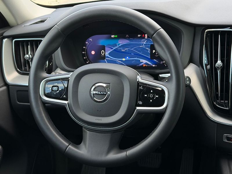 Volvo XC60 PLUS Bright B5 AWD - fotka 23 z 24