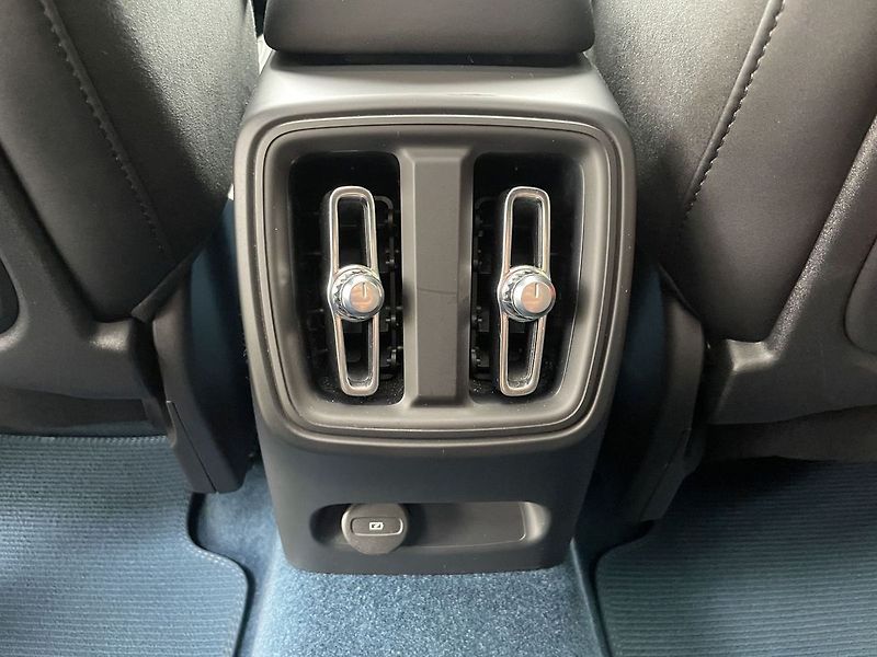 Volvo C40 Recharge Twin motor 82kWh - fotka 12 z 38