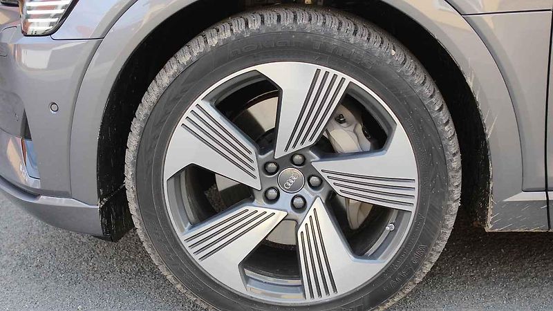 Audi e-tron má pohon přední i zadní nápravy