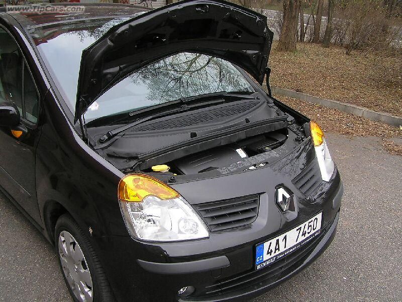 I přes vyšší stavbu karoserie je vůz překvapivě stabilní v zatáčkách, když se minimálně naklání.