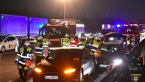 Majitel Tesly zachránil řidiče Passatu na dálnici.