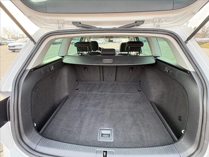 Volkswagen Golf 2,0 TDi 110kW CUP,Navi,Výhřev - fotka 33 z 40