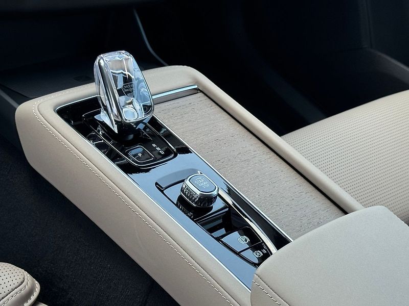 Volvo XC90 PLUS T8, 360°, VZDUCH, 335kW - fotka 11 z 25