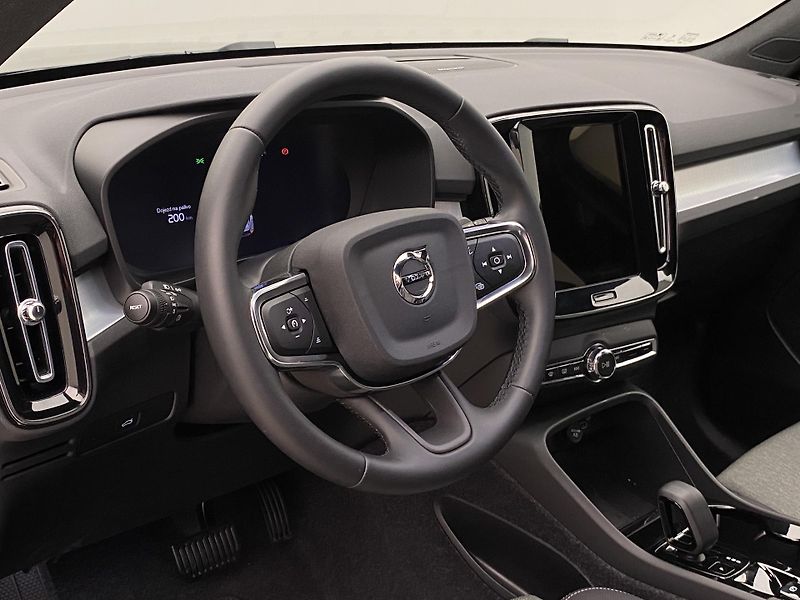 Volvo XC40 (2026) B3 AUT DARK PLUS - fotka 4 z 60