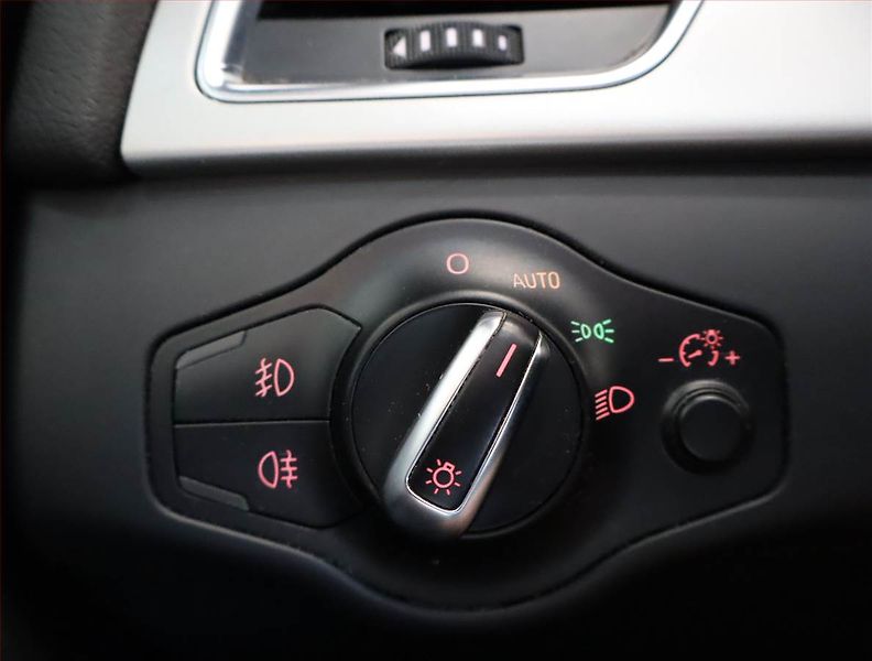 Audi A4 (2009) Ambiente 2.0 TDI, Serv.kniha - fotka 13 z 19