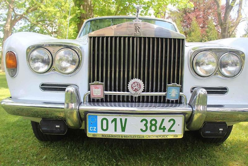 Luxusní vozy se v sobotu 4. května sjely na zámek do Lnář. Převládala auta značky Rolls-Royce.