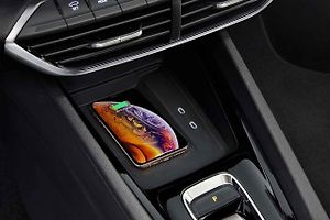 U moderních aut se přihrádky na mobil doplňují také o ventilaci nebo aktivní chlazení.