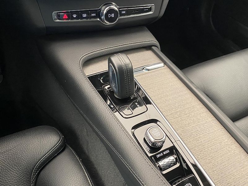 Volvo V90 CC B4 AWD MOMENTUM REZERVACE - fotka 27 z 53