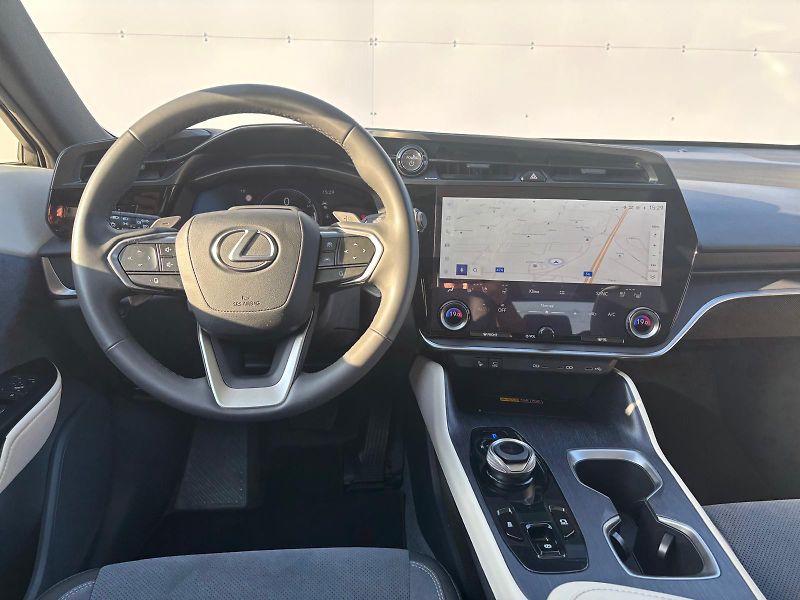 Lexus RZ 450e Luxury Plus Panoramic 4x4 - fotka 5 z 30