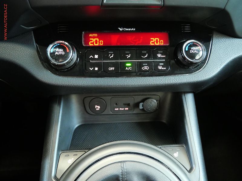 Kia Sportage (2011) 2.0 CRDi 4x4, ČR, AC, TZ - fotka 19 z 22
