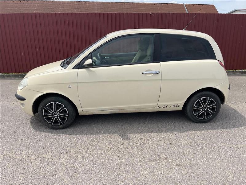 Lancia Y 1,2 i STK 9/2027 - fotka 4 z 25