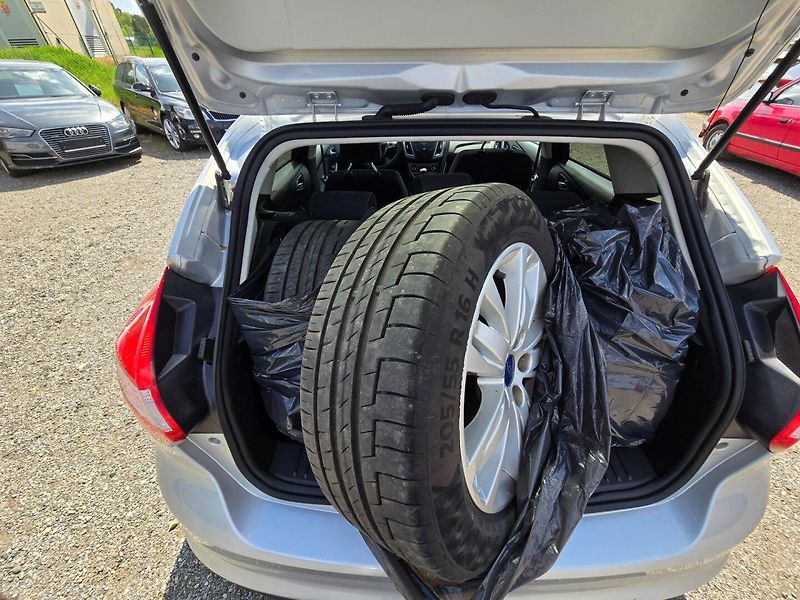 Ford Focus (2011) 1.6i 77KW garance km - fotka 17 z 25