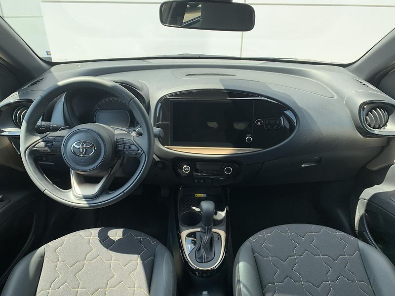 Toyota Aygo X EXECUTIVE SMART 1.0 VVT-i AT - fotka 2 z 28