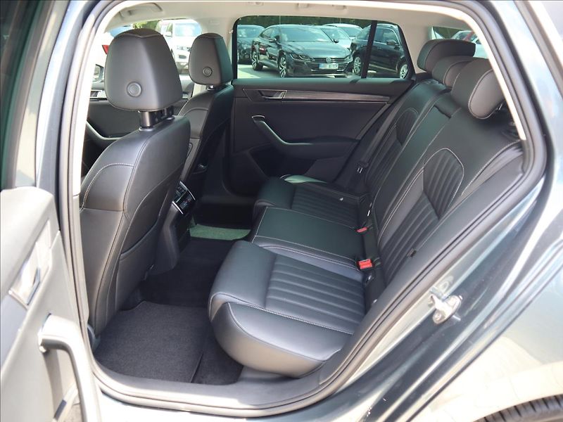 Škoda Superb 2,0 TDI DSG ACC DCC Kamera LED - fotka 45 z 58