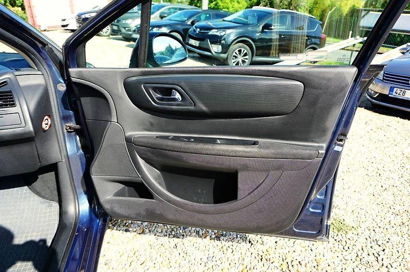 Citroën C4 (2008) 2,0 HDI 16V 100 kW - fotka 12 z 26