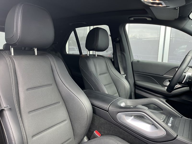 Mercedes-Benz GLE 300 d 4MATIC AMG Line Night - fotka 16 z 18