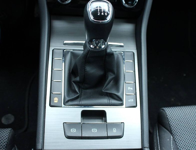 Škoda Superb (2022) 2.0 TDI 110kW LED Matrix manuá - fotka 6 z 33