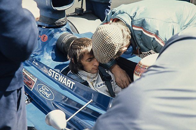 Jackie Stewart v kokpitu vozu F1 Tyrrell v roce 1973 při Velké ceně Švédska., zdroj: Wikimedia Commons, Markku Lepola, CC BY 4.0