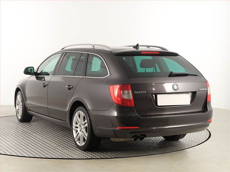 Škoda Superb (2011) Elegance 1.6 TDI, Navi - fotka 4 z 17