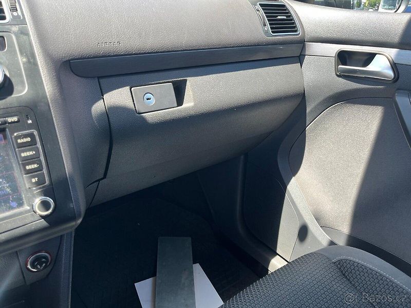 Volkswagen Touran (2013) - fotka 14 z 16
