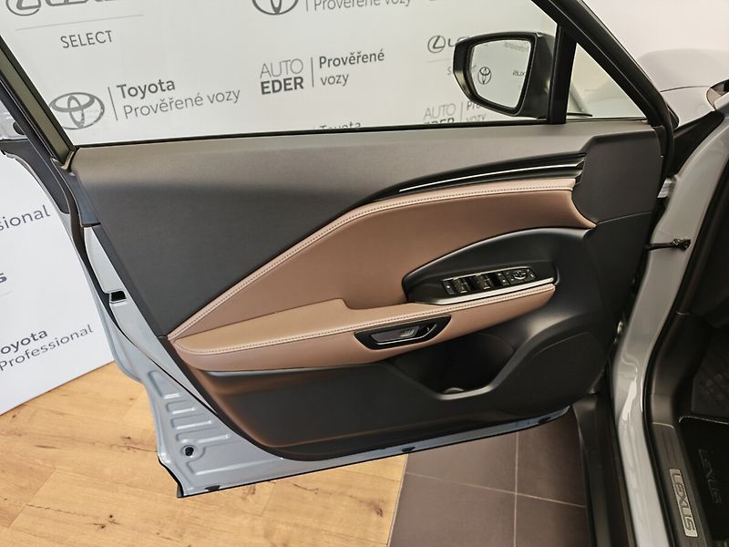 Lexus LBX ELEGANT TECH - fotka 23 z 39
