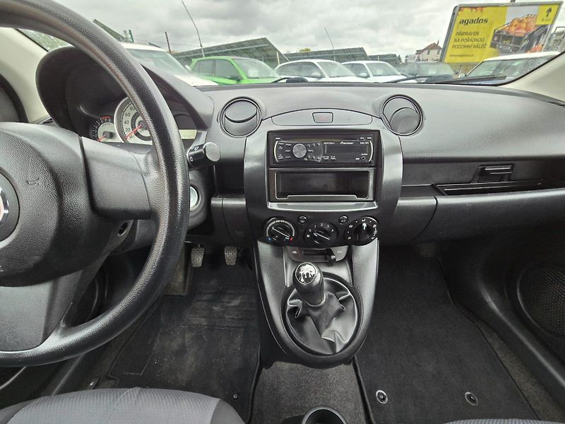 Mazda 2 (2010) 1.3 MZR 55KE klima - fotka 15 z 23