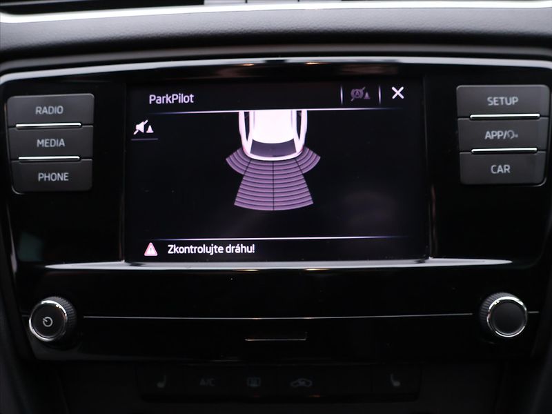 Škoda Octavia 1,6 TDI 85kW Ambition Fresh CZ - fotka 17 z 26