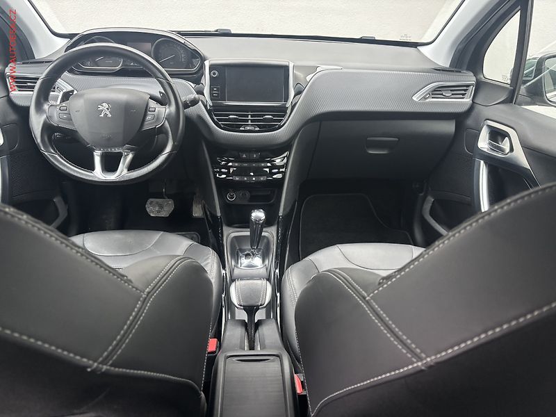 Peugeot 2008 (2015) 1.2 VTi, Allure, AT, navi - fotka 8 z 17