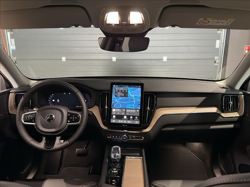 Volvo XC60 (2026) 2,0 B5  Plus Dark - fotka 18 z 30