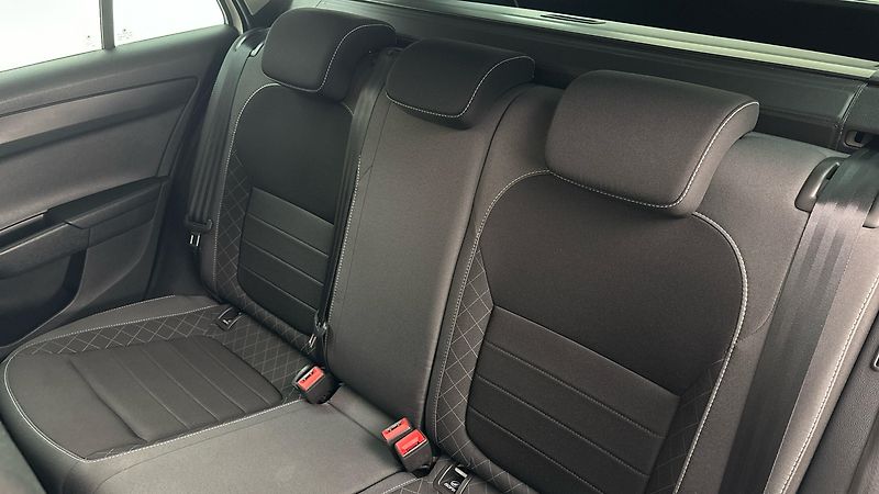 Škoda Fabia 1.0 TSI Ambition Combi - fotka 16 z 23