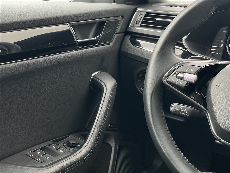 Škoda Superb 2,0 TDI DSG L&K TAŽNÉ+DCC+ACC - fotka 14 z 25