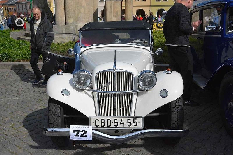 Stovka nablýskaných motocyklů a automobilů předválečné a meziválečné éry vyrazila v neděli z Horního náměstí v Přerově na spanilou jízdu regionem. Nejstarší účastnicí byla osmaosmdesátiletá Libuše Šulcová, která na trasu vyrazila na motocyklu BSA 770 se s